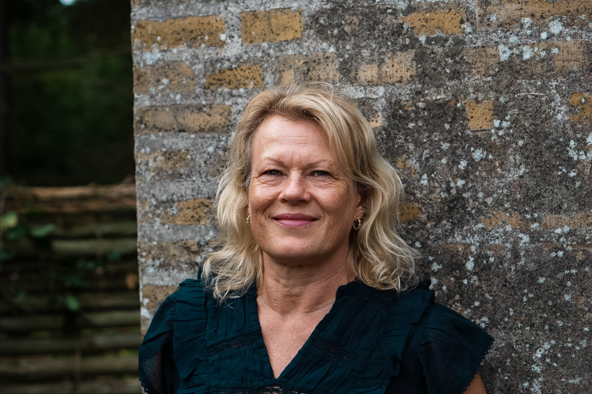 Trine Loft foran en varm murstensvæg